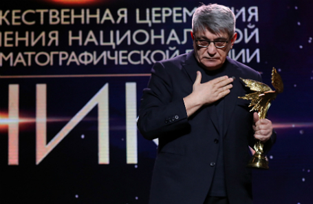 Режиссер Александр Сокуров, получивший специальный приз в номинации «Честь и достоинство», на юбилейной 30-й церемонии вручения наград национальной кинематографической премии «Ника».