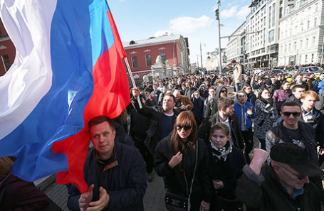 Участники акции оппозиции против коррупции во время шествия по Тверской улице.
