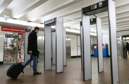Рамки металлоискателя в метро.