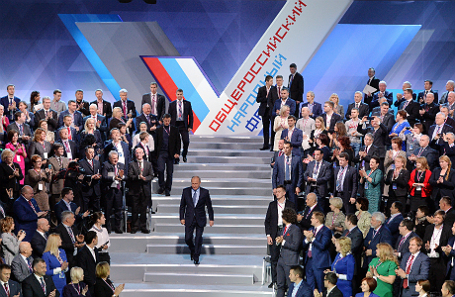 Президент России Владимир Путин (в центре) во время «Форума действий» Общероссийского народного фронта.