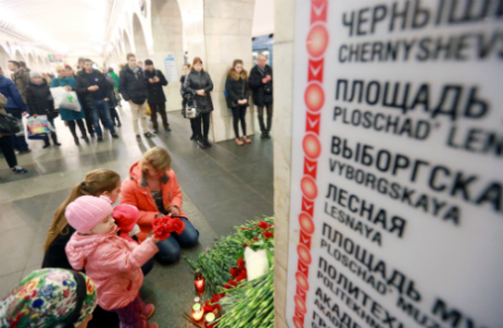 Россия. Санкт-Петербург. 4 апреля 2017. Жители города возлагают цветы на станции метро «Технологический институт» в память о погибших при взрыве в метро Санкт-Петербурга.