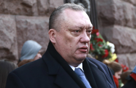 Председатель комитета Совета Федерации РФ по регламенту и организации парламентской деятельности Вадим Тюльпанов во время возложения цветов у станции метро «Технологический институт» в память о погибших при взрыве в метро Санкт-Петербурга.
