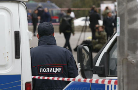 Сотрудники правоохранительных органов на месте взрыва у здания гимназии №5, в результате которого пострадал один человек.