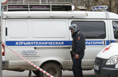На месте взрыва у здания гимназии №5 в Ростове-на-Дону, в результате которого пострадал один человек.