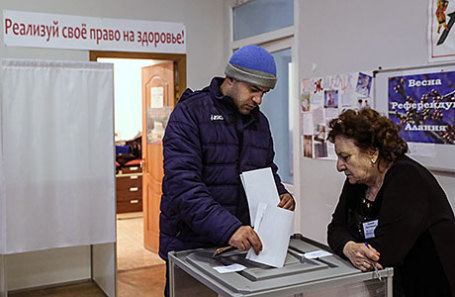 Во время голосования на одном из избирательных участков на выборах президента Южной Осетии.