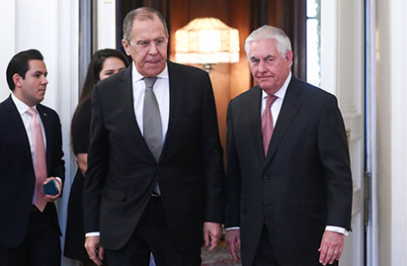 Министр иностранных дел РФ Сергей Лавров и госсекретарь США Рекс Тиллерсон (слева направо на первом плане) перед началом переговоров, 12 апреля 2017.