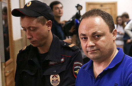Мэр Владивостока Игорь Пушкарев (справа), обвиняемый в злоупотреблении должностными полномочиями и коммерческом подкупе.