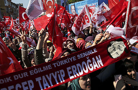 Сторонники президента Турции Тайипа Эрдогана во время митинга по поводу предстоящего референдума в Стамбуле.
