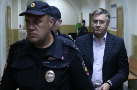 Заместитель главы Ростуризма Дмитрий Амунц (справа), задержанный по подозрению в хищении более 28 млрд рублей у Межпромбанка, перед началом рассмотрения ходатайства следствия об аресте в Басманном суде.