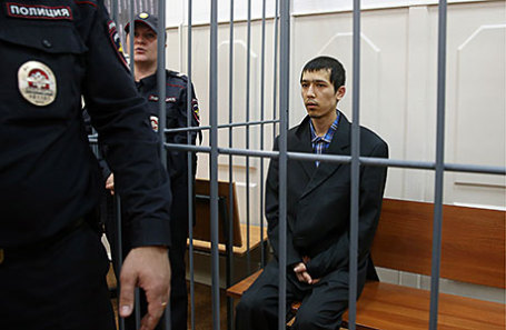 Один из соучастников теракта в петербургском метро Аброр Азимов (справа), задержанный накануне в Подмосковье, перед рассмотрением ходатайства об аресте в Басманном суде.