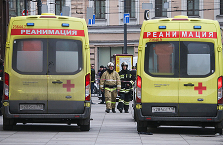 Сотрудники МЧС России у автомобилей реанимации у станции метро «Tехнологический институт», где на перегоне от станции «Сенная площадь» в вагоне поезда произошел взрыв.