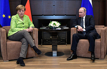 Канцлер Германии Ангела Меркель и президент России Владимир Путин во время встречи в резиденции «Бочаров ручей», 02.05.2017.
