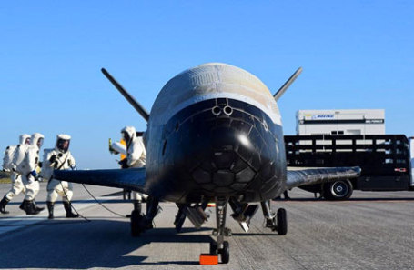 Орбитальный корабль X-37B после приземления на мысе Канаверал во Флориде, США.