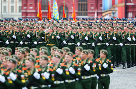 Военнослужащие на Красной площади во время военного парада, посвященного 72-й годовщине Победы в Великой Отечественной войне.