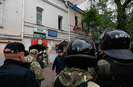 Полиция около офиса запрещённой на территории России Организации украинских националистов.