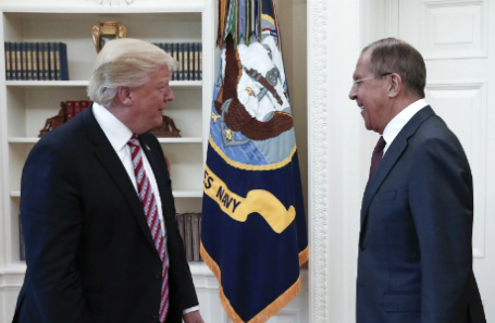 США. Вашингтон. 10 мая 2017. Президент США Дональд Трамп и министр иностранных дел РФ Сергей Лавров во время встречи в Белом доме.
