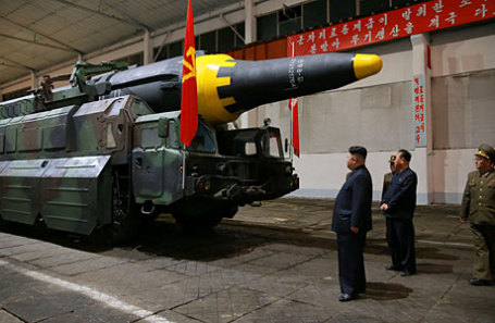 Ким Чен Ын осматривает ракету Hwasong-12.