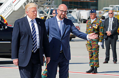 Президент США Дональд Трамп (слева) и премьер-министр Бельгии Шарль Мишель в аэропорту в Брюсселе.