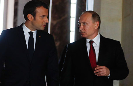 Президент Франции Эммануэль Макрон и президент РФ Владимир Путин (слева направо) во время встречи в Версале.