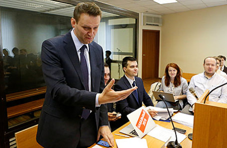 Лидер оппозиции Алексей Навальный на слушании по иску о клевете, поданном против него российским бизнесменом Алишером Усмановым.