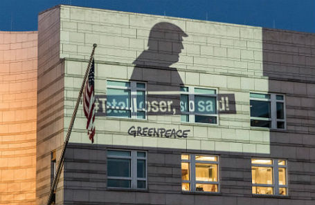 Акция Greenpeace против выхода США из Парижского соглашения по климату.