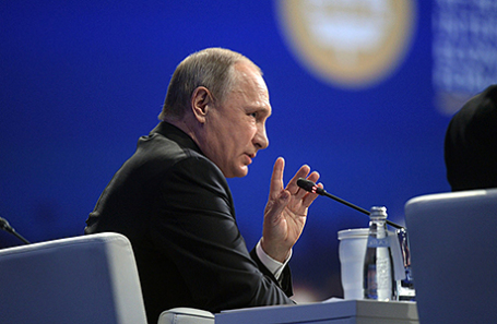 Президент России Владимир Путин на пленарном заседании Петербургского международного экономического форума.