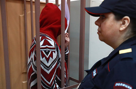 Вице-губернатор Владимирской области Елена Мазанько (слева), задержанная по подозрению в получении взятки, во время рассмотрения ходатайства об аресте в Басманном суде.