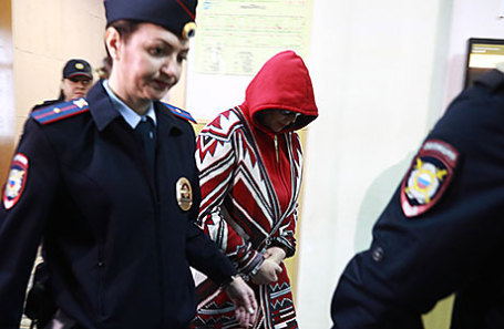 Вице-губернатор Владимирской области Елена Мазанько (в центре), задержанная по подозрению в получении взятки, перед началом рассмотрения ходатайства об аресте в Басманном суде.