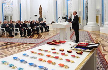 Президент России Владимир Путин (справа) во время церемонии вручения государственных наград в Кремле.