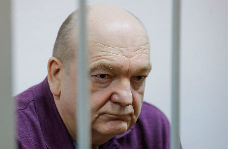 Бывший глава Федеральной службы исполнения наказаний Александр Реймер, обвиняемый в мошенничестве при закупках электронных браслетов, во время оглашения приговора в Замоскворецком суде.