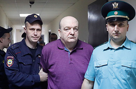 Бывший глава Федеральной службы исполнения наказаний Александр Реймер (в центре), обвиняемый в мошенничестве при закупках электронных браслетов, перед оглашением приговора в Замоскворецком суде.