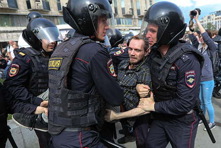 Во время задержания участника несанкционированной акции.