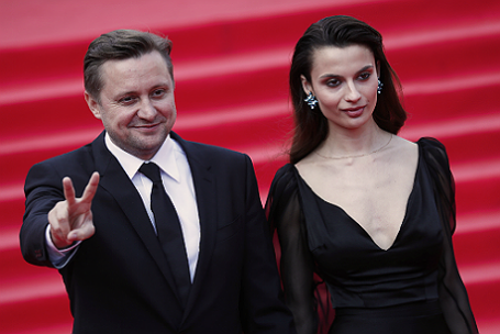 Актер, режиссер Артем Михалков и актриса Полина Лебедева перед началом церемонии открытия 39-го Московского международного кинофестиваля.
