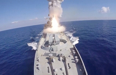 Корабль ВМФ России наносит удар по позициям террористов в провинции Хама, Сирия, 23 июня 2017.