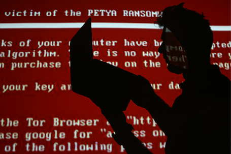 Вирус-шифровальщик Petya.