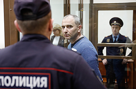 Владимир Аникеев (в центре), признавший вину в незаконном доступе к компьютерной информации, во время оглашения приговора в Мосгорсуде, 6 июля 2017.