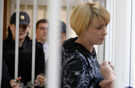 Ольга Алисова (справа), обвиняемая в наезде на шестилетнего ребенка.