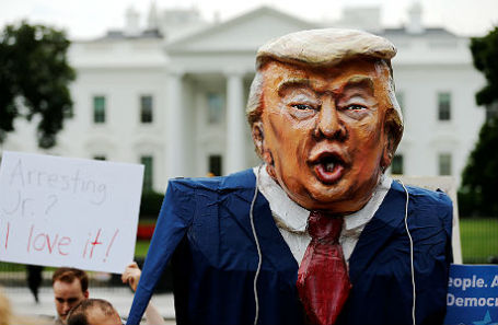 Акция протеста у Белого дома в связи с признанием Дональдом Трампом-младшим встречи с российским адвокатом.