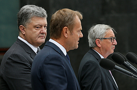 Председатель Европейского совета Дональд Туск, президент Украины Петр Порошенко и председатель Еврокомиссии Жан-Клод Юнкер во время пленарного заседания в рамках саммита Украина - ЕС.