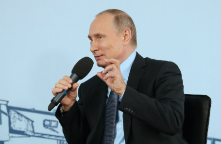 Россия. Белгородская область. 14 июля 2017. Президент РФ Владимир Путин во время встречи с работниками Лебединского горно-обогатительного комбината.