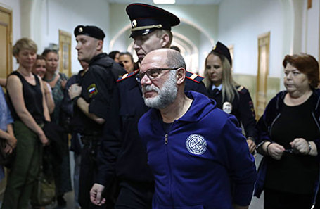 Бывший генеральный продюсер компании «Седьмая студия», бывший директор театра «Гоголь-центр» Алексей Малобродский (в центре), задержанный по подозрению в хищении бюджетных средств, перед началом рассмотрения ходатайства следствия о продлении его ареста в Басманном суде.