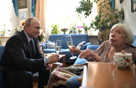 Президент РФ Владимир Путин и глава Московской Хельсинкской группы Людмила Алексеева во время встречи в квартире на Арбате.
