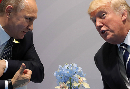 Президент РФ Владимир Путин и президент США Дональд Трамп (слева направо) во время двусторонней встречи на саммите G20 в Гамбурге.