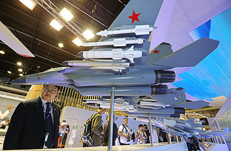 У стенда «Объединенной авиастроительной корпорации» (ОАК).