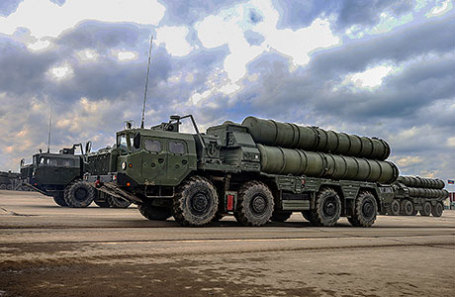 Пусковая установка зенитных ракет комплекса С-400.