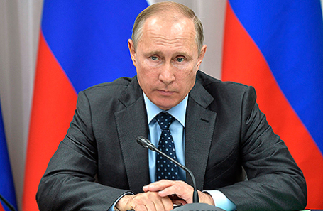 Президент России Владимир Путин на совещании по вопросам реализации крупных инвестиционных проектов в Дальневосточном федеральном округе.