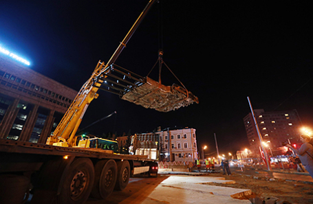 Элемент горельефа, посвященного жертвам политических репрессий, «Стена скорби» во время установки на пересечении проспекта Академика Сахарова и Садово-Спасской улицы. 