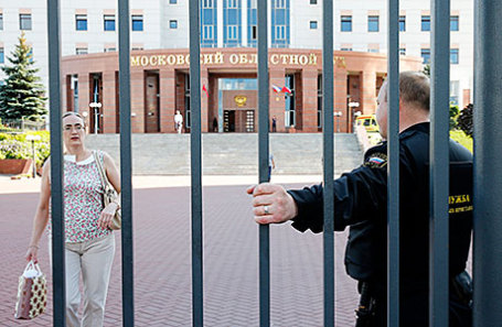 Сотрудник службы судебных приставов у здания Московского областного суда.