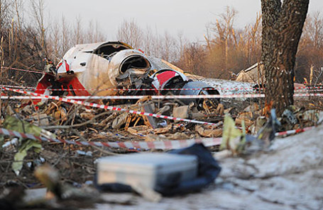 Обломки самолета Ту-154, упавшего в районе Смоленска. На борту самолета находились 96 человек, в том числе президент Польши Лех Качиньский с супругой. Фото от 10 апреля 2010 года.