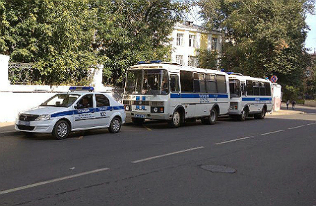 Полицейские автобусы напротив «Гоголь-центра» 22 августа.